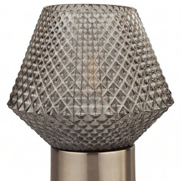 Dekorative Tischleuchte mit gemustertem Glasschirm und Metallsockel