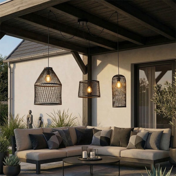 Helle, moderne Terrasse mit großem Ecksofa, gemusterten Kissen und drei verschiedenen Hängeleuchten mit Geflecht unter einer Holzpergola.