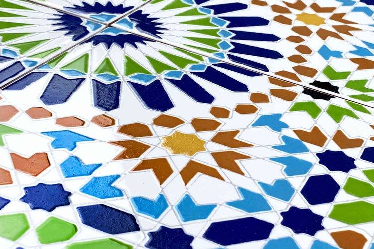 Detailansicht von gemusterten Fliesen mit geometrischen Formen