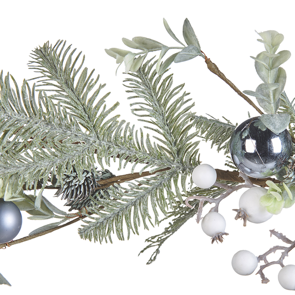 Künstliche Weihnachtsgirlande mit verschneiten Tannenzweigen, Eukalyptusblättern, Zapfen sowie silbernen und weißen Kugeln.