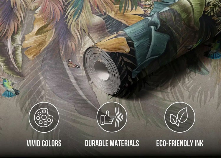 Tapetenrolle mit tropischem Blattmuster, Kolibri und Schmetterling. Symbole für lebendige Farben, langlebige Materialien und umweltfreundliche Tinte.
