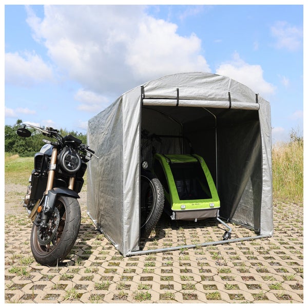 Motorrad und Fahrradanhänger in einer Gerätegarage