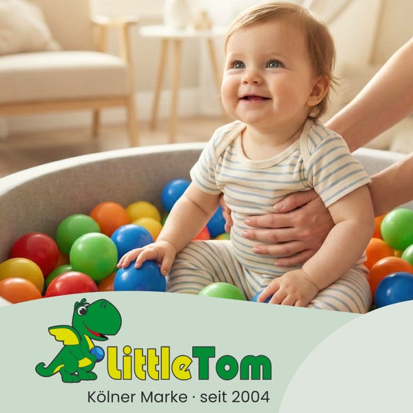 Ein lächelndes Baby sitzt in einem Bällebad mit vielen bunten Spielbällen aus Kunststoff, LittleTom Logo.