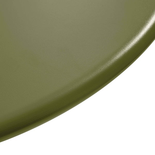 Nahaufnahme einer abgerundeten, grünen Metalloberfläche mit feiner Struktur.