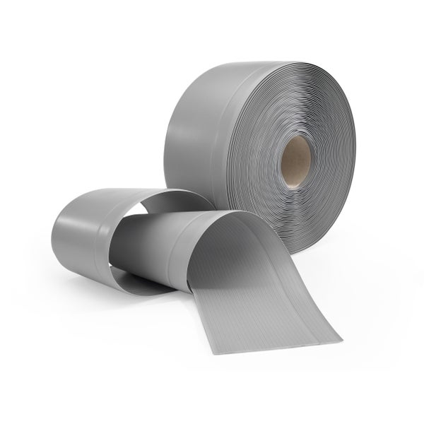 Eine Rolle PVC Sockelleiste mit einer glatten Oberseite und geriffelter Unterseite.