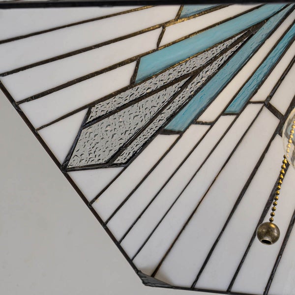 Detailaufnahme einer Tiffany Lampe mit geometrischem Muster.