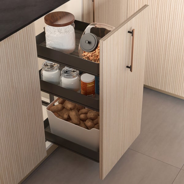 Ausziehbarer Küchenschrank mit drei Ebenen zur Vorratshaltung, bestückt mit Vorratsgläsern und Kartoffelbehälter in einem hellen Holzschrank.