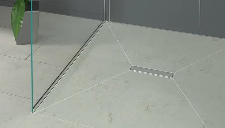 Bodenebene Dusche mit Duschrinne und Glasabtrennung in einem modern gefliesten Badezimmer.