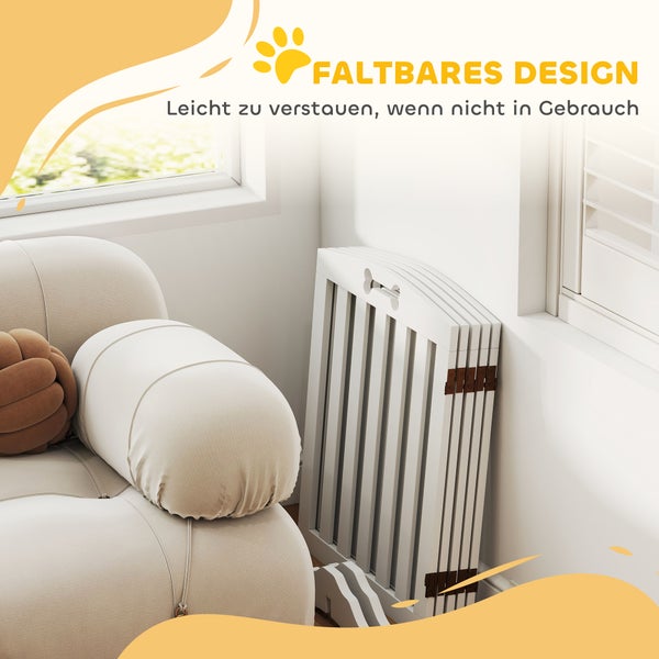 Zusammengeklapptes Hundeschutzgitter aus weißem Holz neben einem Sofa in einer hellen Zimmerecke.