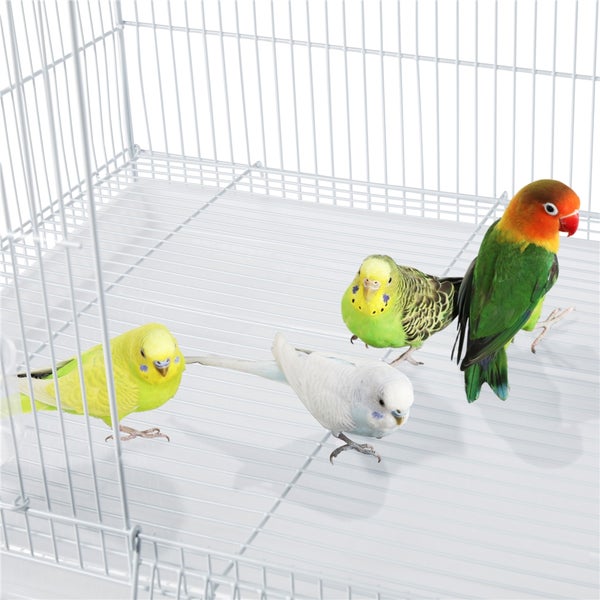 Wellensittiche und ein Rosenköpfchen in einem Vogelkäfig
