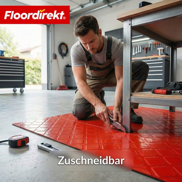 Zuschneidbare Bodenfliesen werden in einer Werkstatt mit einem Universalmesser zugeschnitten