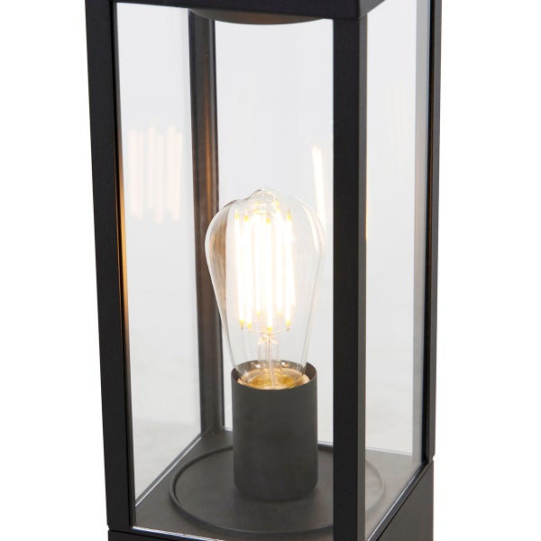 Detailansicht einer schwarzen Außenlaterne mit Glaseinsätzen und einem leuchtenden LED-Filament-Leuchtmittel.