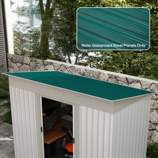 Dachpaneele aus verzinktem Stahl für ein Gartenhaus im Garten vor einer Steinmauer.