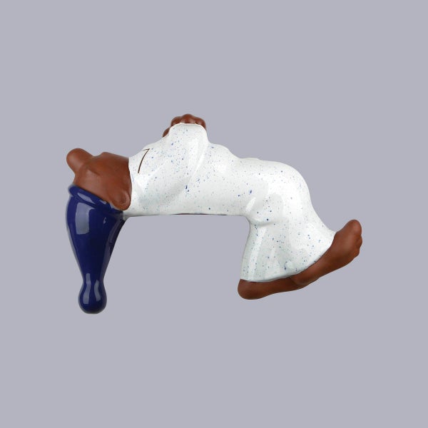 Dekofigur schlafendes Männchen mit blauer Zipfelmütze und weißem gepunktetem Schlafanzug.