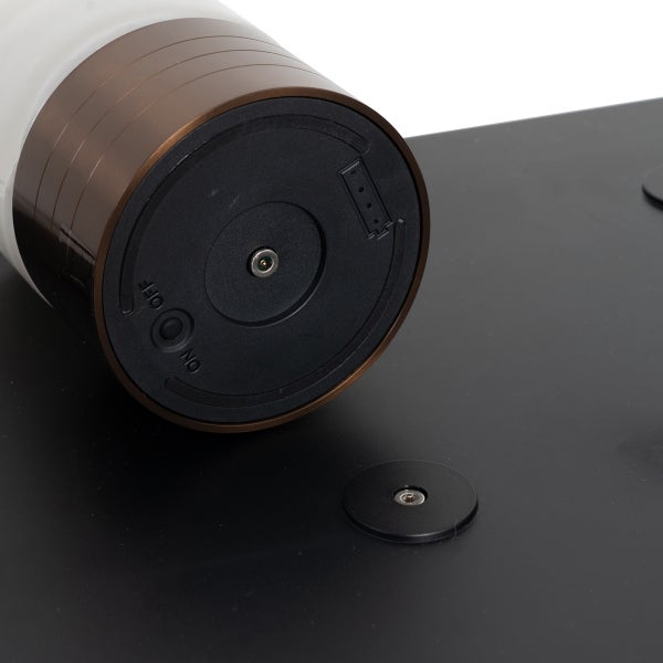 Unterseite einer tragbaren Tischleuchte mit Ein-Aus-Schalter und Kontakt zur Ladestation.