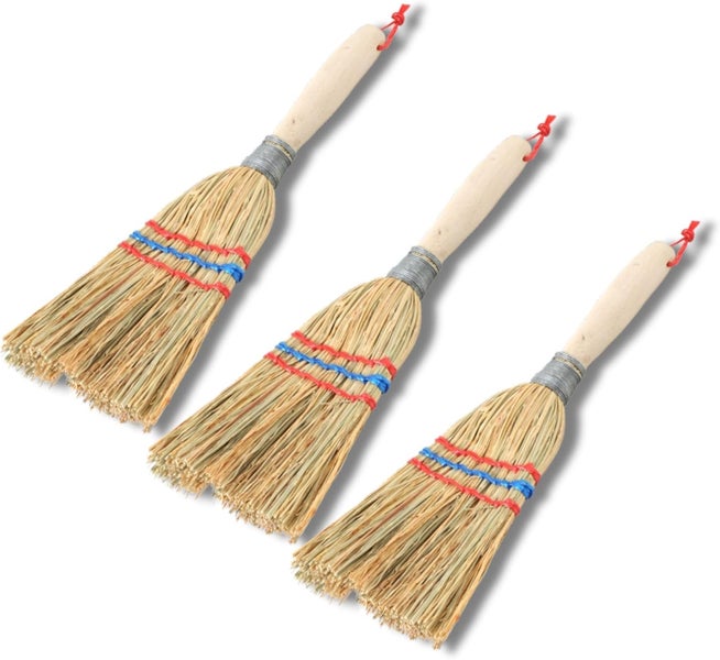 Handbesen aus Reisstroh mit Holzstiel, Set mit drei Stück.