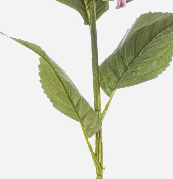 Künstliche rosa Blumen mit grünem Zentrum und grünen Blättern.