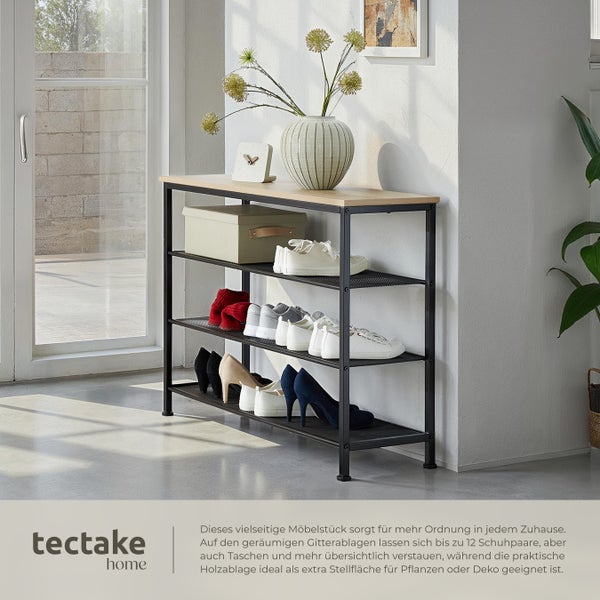 Schuhregal mit drei Ebenen, einer Holzablage und mehreren Schuhen.