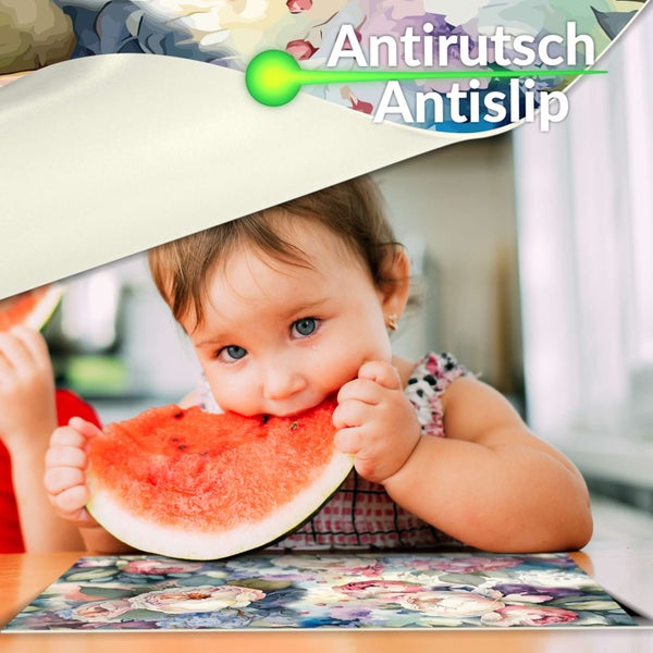 Helles Bild eines Kindes, das Wassermelone an einem Tisch auf einer rutschfesten Matte mit Blumenmuster isst. Symbol für Antirutsch-Eigenschaft.