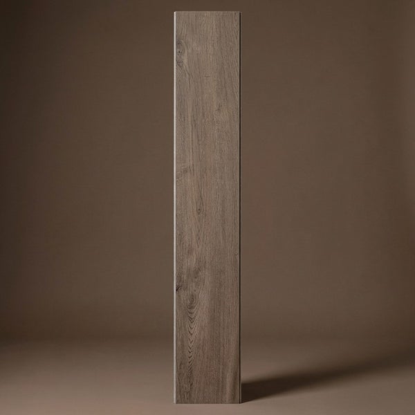 Einzelne Laminatdiele mit authentischer Holzmaserung in Eichenoptik für die Bodenverlegung