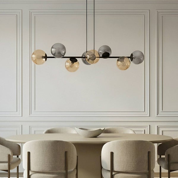 Moderne Hängelampe mit mehreren Glaskugeln über einem Esstisch