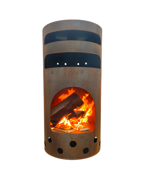 Zylindrischer Gartenkamin aus Stahl in Rostoptik mit brennendem Holzfeuer und dekorativen Aussparungen.