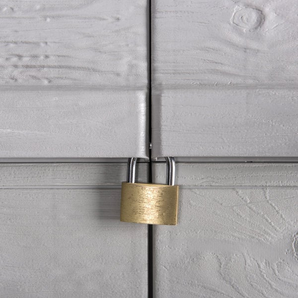 Vorhängeschloss an einem grauen Schrank
