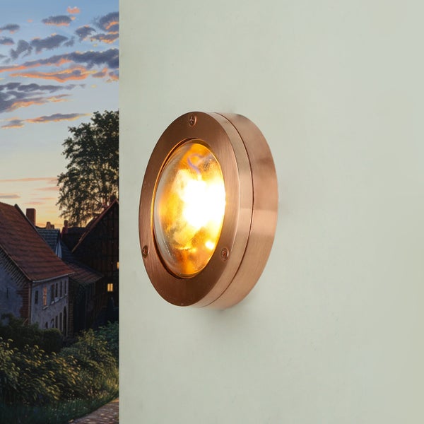Runde Wandleuchte aus Kupfer mit eingeschaltetem Licht