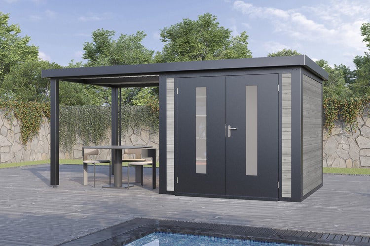 Modernes Gartenhaus mit integriertem überdachtem Sitzbereich, Flachdach, Doppeltür mit Glaseinsätzen und Holzelementen auf einer Terrasse am Pool.