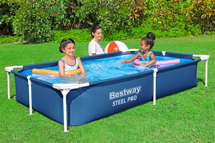 Rechteckiger Bestway Steel Pro Rahmenpool im Garten mit zwei spielenden Kindern und einer Frau im Hintergrund.
