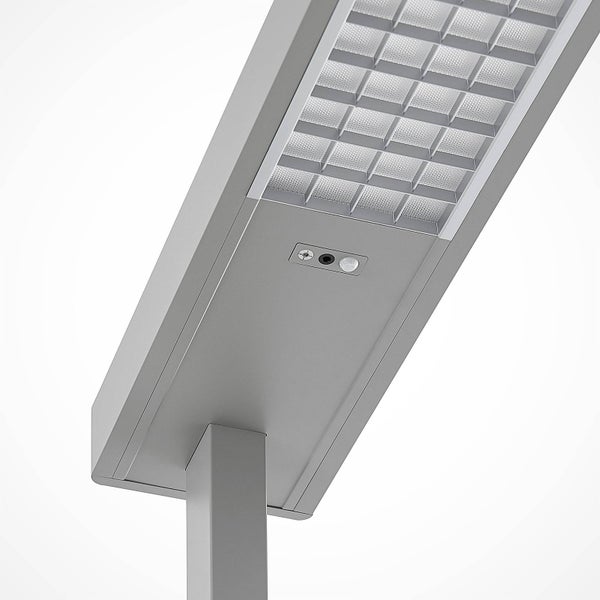LED-Außenleuchte in Rechteckform mit integriertem Sensor und gitterförmigem LED-Panel auf einem Mast.