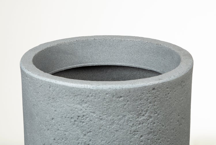 Runder Pflanzkübel aus Beton in moderner Steinoptik