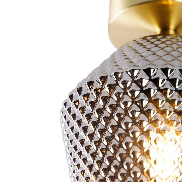 Nahaufnahme einer Deckenleuchte mit Glasschirm und strukturierter Oberfläche