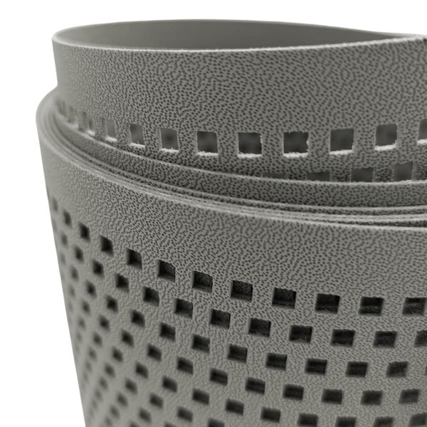 Graue Antirutschmatte mit quadratischen Löchern, aufgerollt