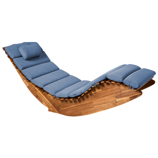 Ergonomische Garten-Schaukelliege aus Holz mit blauer Polsterauflage und Nackenkissen.