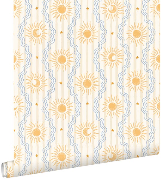 Tapete mit gelben Sonnen, Monden und Sternen sowie blauen Wellenlinien.