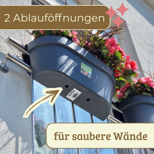 Nahaufnahme einer grünen Textiltapete mit Büchern und Pflanzen auf einem Regal