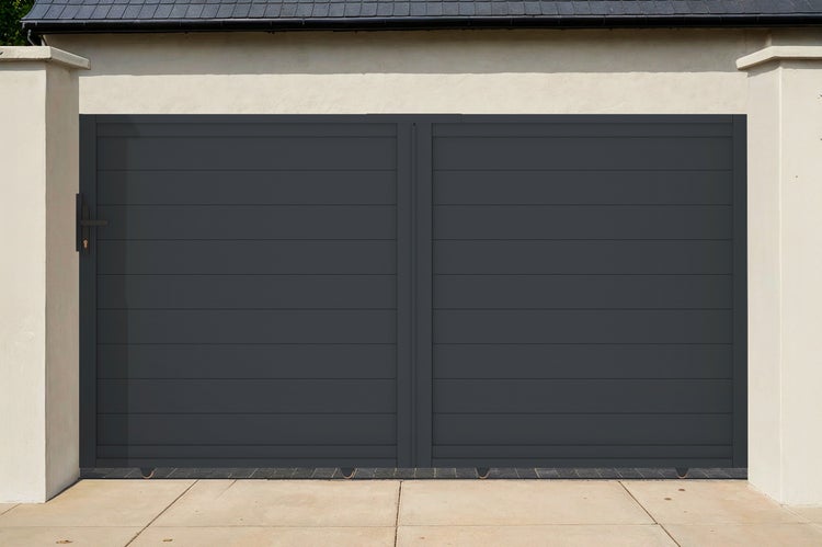 Zweiflügeliges Einfahrtstor aus Aluminium mit horizontalen Lamellen und integriertem Griff, montiert zwischen zwei Pfeilern.