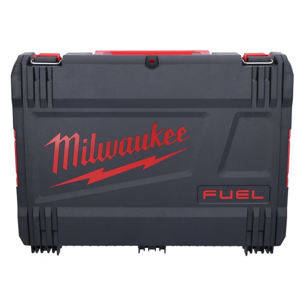 Schwarzer Milwaukee Fuel Werkzeugkoffer aus robustem Kunststoff mit rotem Tragegriff und Milwaukee-Schriftzug auf der Vorderseite.