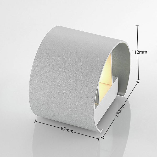 Moderne Wandleuchte, gebogenes Design, strukturierte Oberfläche. Maße: 112 Millimeter hoch, 130 Millimeter tief, 97 Millimeter breit.