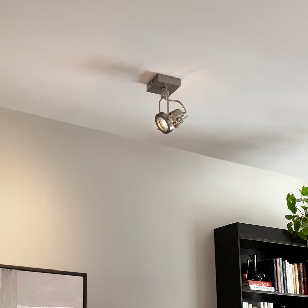 Deckenleuchte mit einem Strahler im Raum