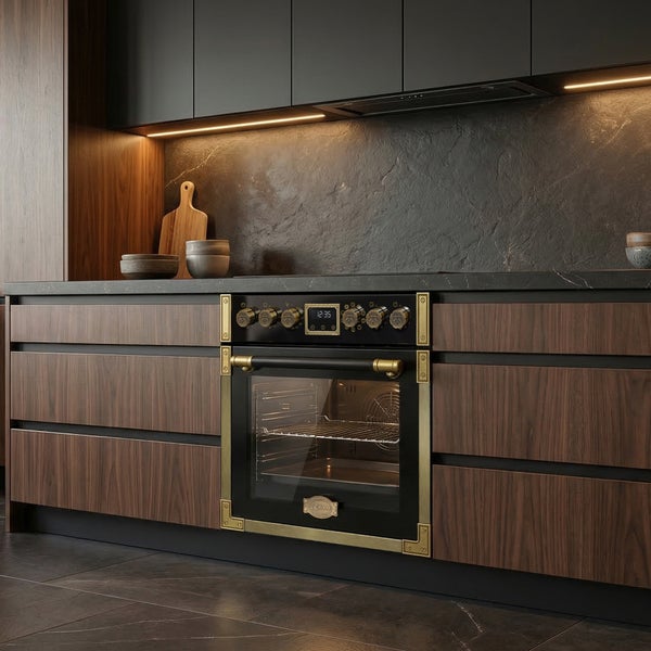 Einbau Backofen im Retro Design mit Metall Applikationen in einer modernen Küche mit dunklen Holzfronten und Stein Arbeitsplatte.