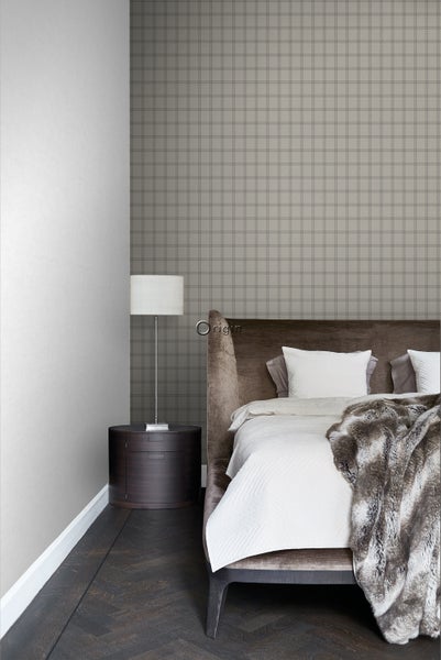 Schlafzimmer mit Bett, Nachttischlampe und karierter Tapete für eine helle und organisierte Atmosphäre.