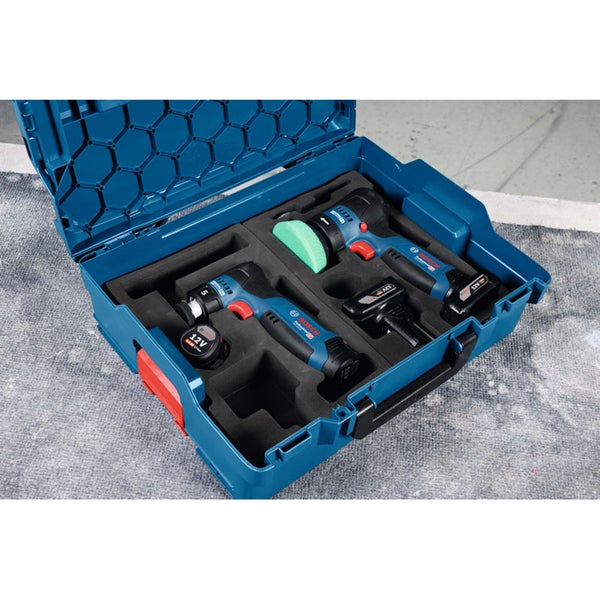 Geöffnete blaue Werkzeugkiste mit zwei Akku-Poliermaschinen, Ladegerät und Zubehör