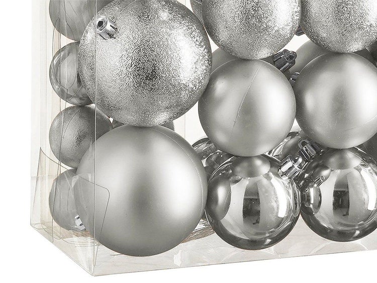 Set mit silberfarbenen Weihnachtskugeln in verschiedenen Oberflächenstrukturen verpackt in einer transparenten Box