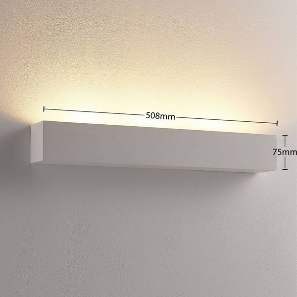 Weiße rechteckige Wandleuchte mit Lichtaustritt nach oben. Maße: 508 Millimeter Länge und 75 Millimeter Höhe.