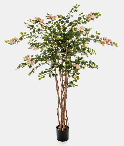 Künstliche Bougainvillea im schwarzen Kunststofftopf mit grünen Blättern und rosa Blüten.