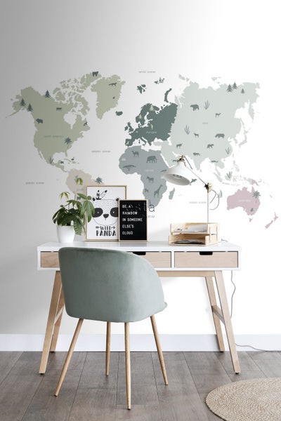 Arbeitszimmer mit Schreibtisch, Stuhl und Weltkarte an der Wand