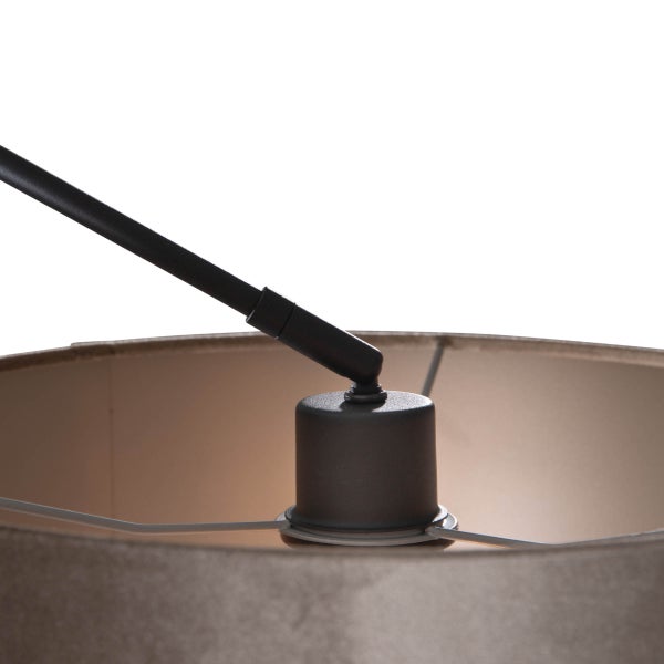 Detailaufnahme einer Lampenfassung mit Lampenschirm