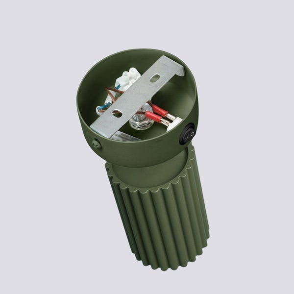 Innenansicht einer Wandleuchte mit Metallsockel und elektrischen Anschlüssen